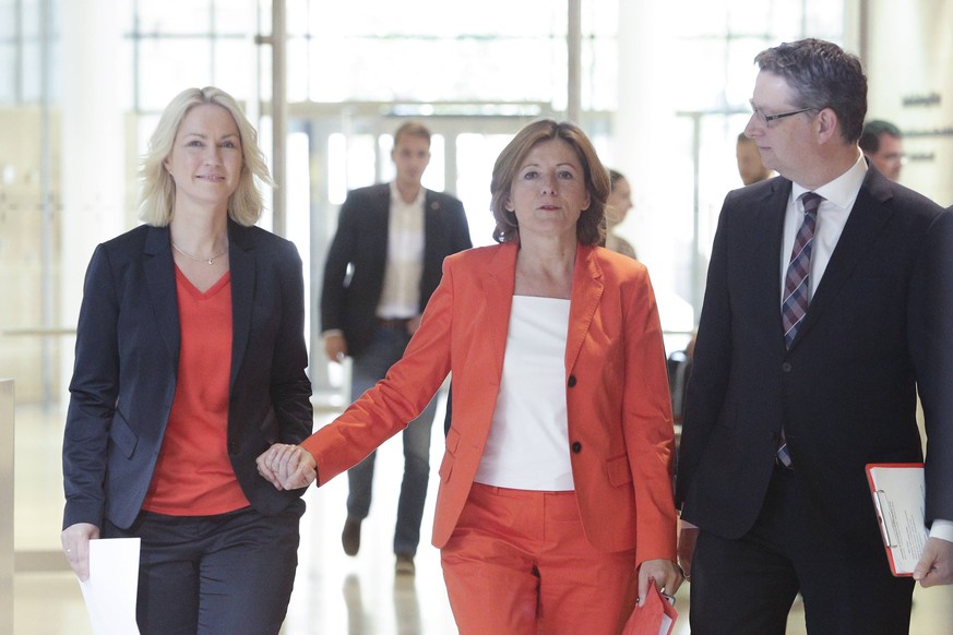 03.06.2019, Berlin, Deutschland - Pressekonferenz in der SPD-Parteizentrale zum Ruecktritt von Andrea Nahles mit den stellvertretenden Parteivorsitzenden. Foto: v.r. Thorsten Schaefer-Guembel, Malu Dr ...