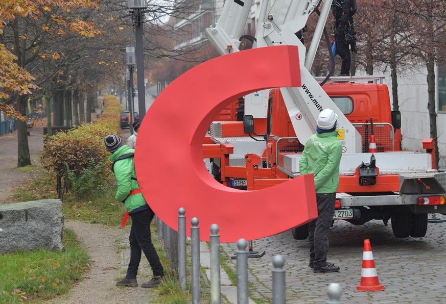Aktivisten der Umweltorganisation stehen mit einem nachgebauten Buchstaben C vor der Bundesgeschäftsstelle der CDU in Berlin.