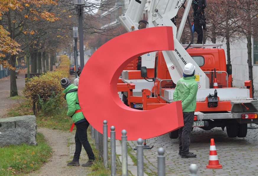 Aktivisten von Greenpeace demonstrieren mit einem nachgemachten C vor der CDU-Bundesgeschäftsstelle, dem Konrad-Adenauer-Haus. Die Aktivisten haben dazu den Buchstaben C aus dem Parteiennamen CDU hera ...