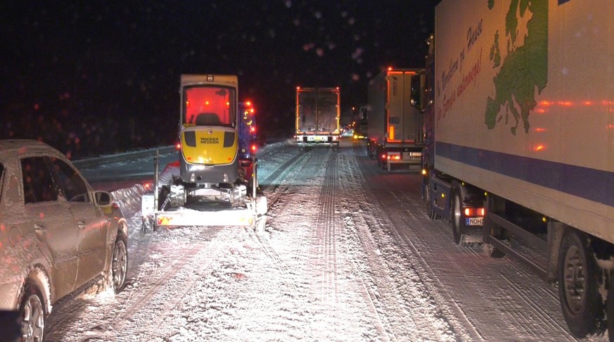 09.02.2021, Nordrhein-Westfalen, Bielefeld: Lkws und Autos stehen auf der Autobahn 2 im Stau. Auf der A2 bei Bielefeld verbrachten Fahrer zum Teil die ganze Nacht auf der Stra