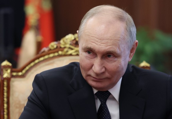 Rusland Poetin 8654891 04/03/2024 De Russische president Vladimir Poetin ontmoet rector van de Lomonosov Moskou Staatsuniversiteit MSU Viktor Sadovnichy in het Kremlin in Moskou, Rusland.  Op 3 april heeft Viktor Sadov ...