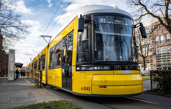 Tram Pankow von Berlin 12.02.22 Berlin, Tram faehrt aus Haltestelle Rathaus Pankow in der Breitestrasse bei wolkigem Wetter im Winter. Berlin Berlin Deutschland Rathaus Pankow *** Streetcar Pankow fro ...