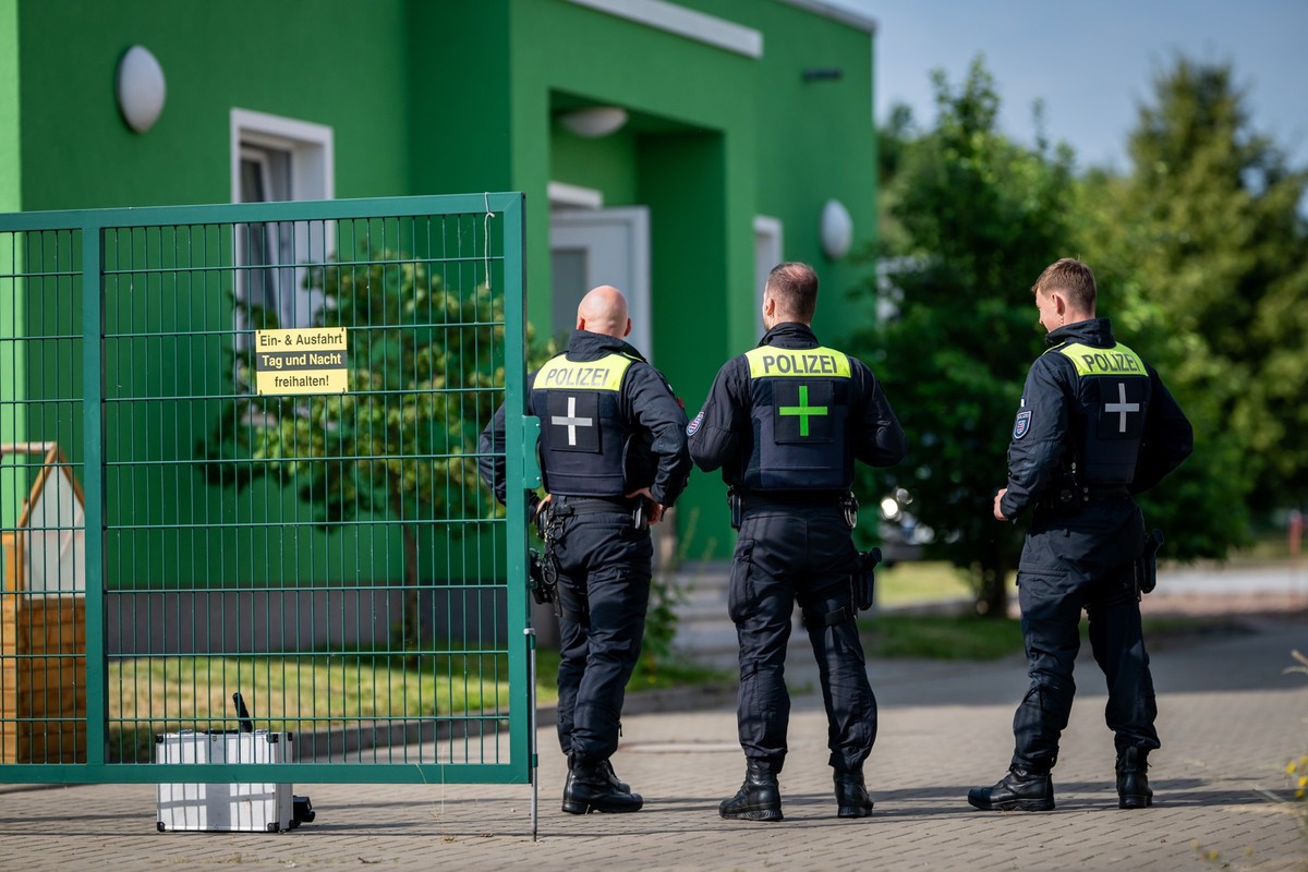 ARCHIV - 26.06.2025, Thüringen, Erfurt: Polizisten stehen am Eingangstor der Geschäftsstelle der Gewerkschaft der Polizei in Erfurt. Die Räume der Gewerkschaft der Polizei des Landesbezirks Thüringen ...