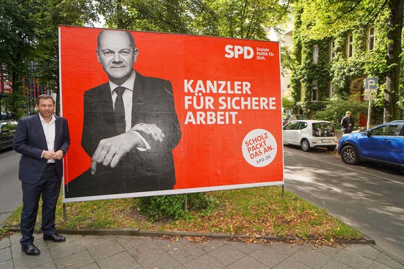 Parteimanager: Lars Klingbeil vor einem der Plakatmotive im SPD-Wahlkampf.