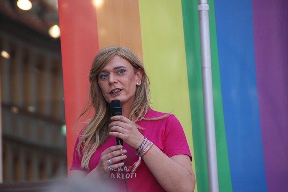Nürnberg. Grünen-Politikerin Tessa Ganserer spricht bei einer Kundgebung zum CSD