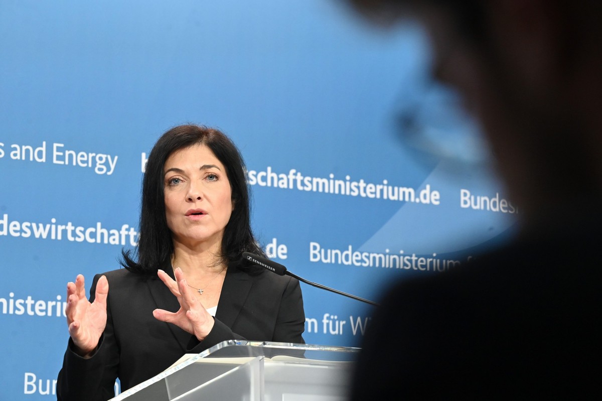 ARCHIV - 12.06.2025, Berlin: Bundeswirtschaftsministerin Katherina Reiche (CDU) spricht bei einer Pressekonferenz. (zu dpa:
