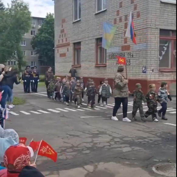 Militärparaden dürfen vor allem am "Tage des Sieges" in Russland in Kindergärten nicht fehlen.