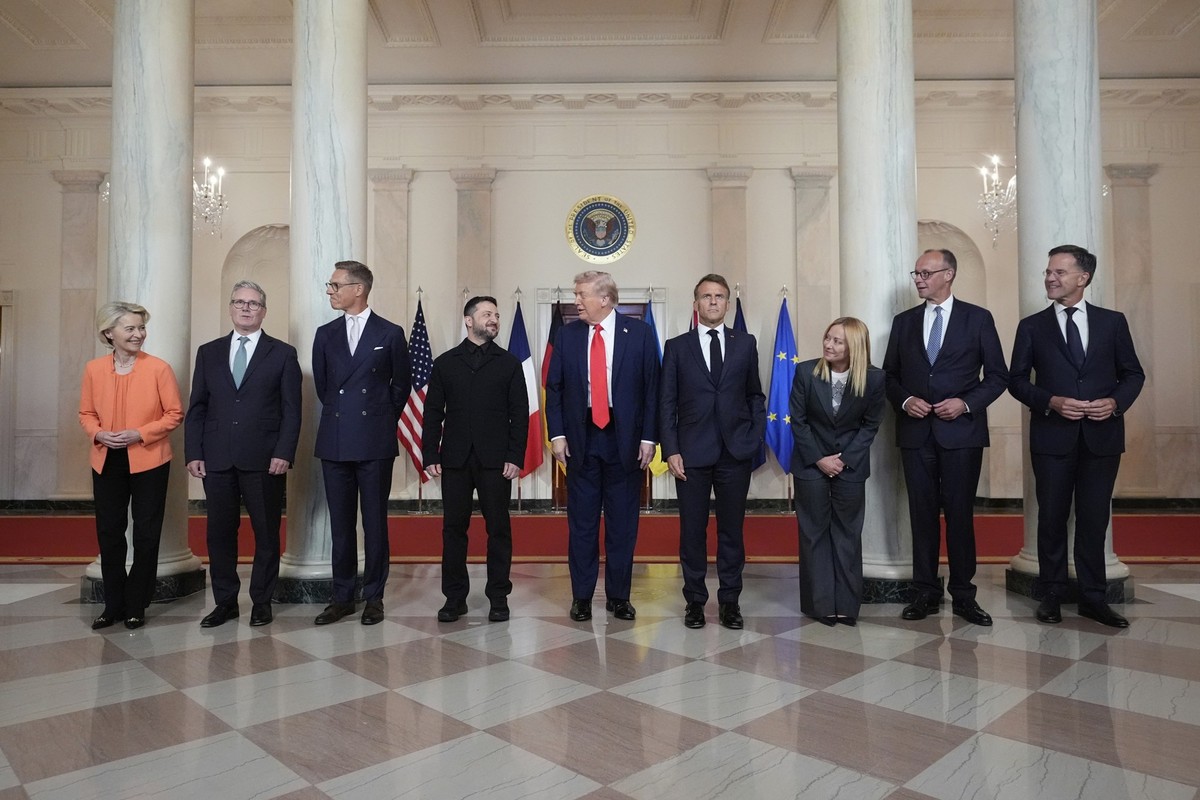 European Commission President Ursula von der Leyen, from left, British Prime Minister Keir Starmer, Finland&#039;s President Alexander Stubb, Ukrainian President Volodymyr Zelenskyy, President Donald  ...