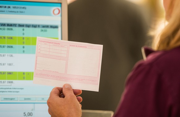 ARCHIV - Zum Themendienst-Bericht vom 9. Juni 2022: Das rosafarbene Rezept gilt als Standardrezept - zumindest f�r diejenigen, die gesetzlich versichert sind. Foto: Andreas Arnold/dpa/dpa-tmn - Honora ...