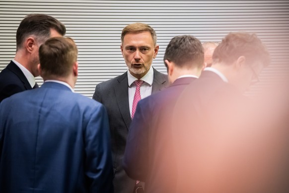 06.11.2024, Berlin: Christian Lindner (FDP, M), amtierender Bundesminister der Finanzen und FDP-Bundesvorsitzender, unterhält sich nach seiner Entlassung durch den Bundeskanzler im FDP-Fraktionssitzun ...