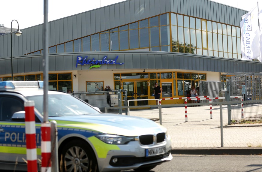 Polizei vor dem Rheinbad in Düsseldorf (Archivbild).