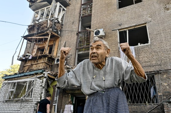 Russian troops attack Zaporizhzhia with guided aerial bombs ZAPORIZHZHIA, UKRAINE - SEPTEMBER 29, 2024 - A local resident stands in the yard amid the debris of a multi-storey apartment building damage ...