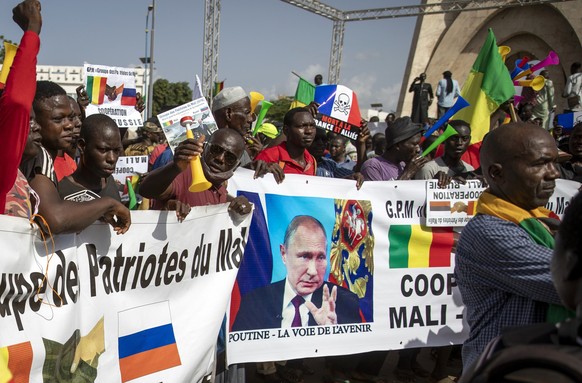 FILE - Malians demonstrate against France and in support of Russia on the 60th anniversary of the independence of the Republic of Mali in 1960, in Bamako, Mali, Sept. 22, 2020. The banner in French re ...