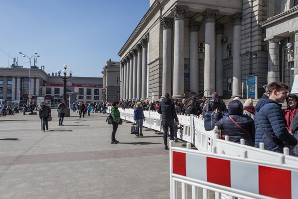Am Bahnhof von Dnipro fahren immer wieder geflüchtete Ukrainerinnen und Ukrainer auf ihre Züge in den Westen des Landes.
