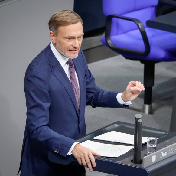 Deutscher Bundestag, 199. Plenarsitzung Christian Lindner im Portrait bei seiner Rede mit besonderer Geste zur Regierungserklaerung zur aktuellen Lage des Bundeskanzlers bei der 199. Sitzung des Deuts ...