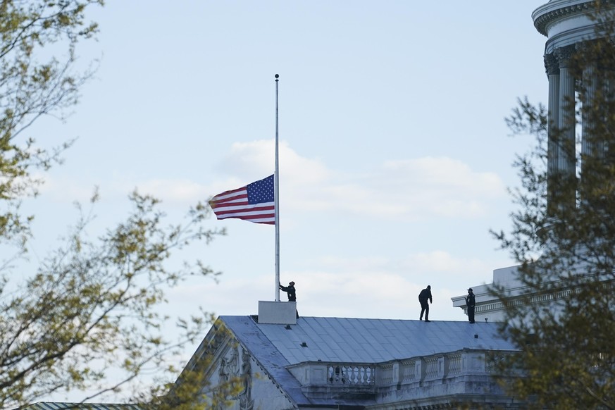 Die amerikanische Flagge am Kapitol in Washington wird auf halbmast gesetzt.