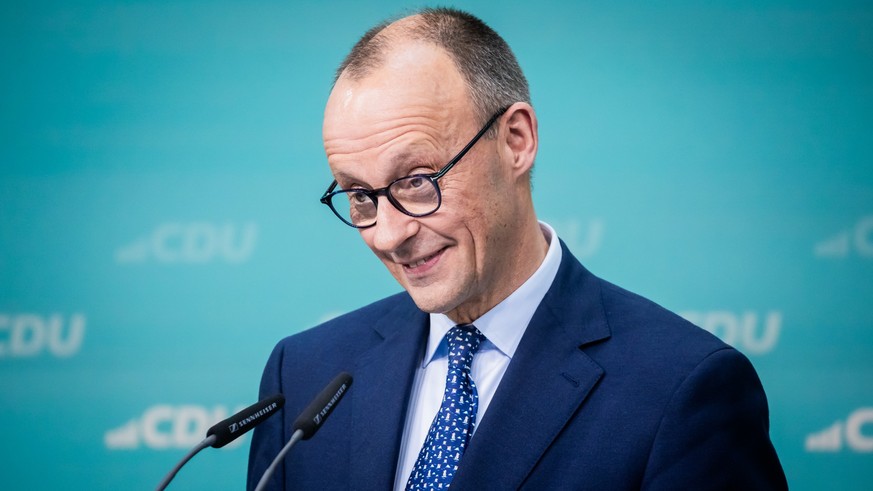 24.02.2025, Berlin: Friedrich Merz, CDU-Bundesvorsitzender und CDU/CSU-Fraktionsvorsitzender im Bundestag, spricht während einer Pressekonferenz nach der Sitzung des CDU-Vorstands. Foto: Christoph Soe ...