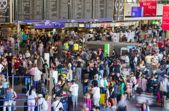 Zum Themendienst-Bericht vom 25. Juli 2022: Chaotische Zust�nde am Flughafen: Wer aus dem Urlaub versp�tet zur�ck in den Job kommt, muss unter Umst�nden auf Gehalt verzichten. Foto: Frank Rumpenhorst/ ...