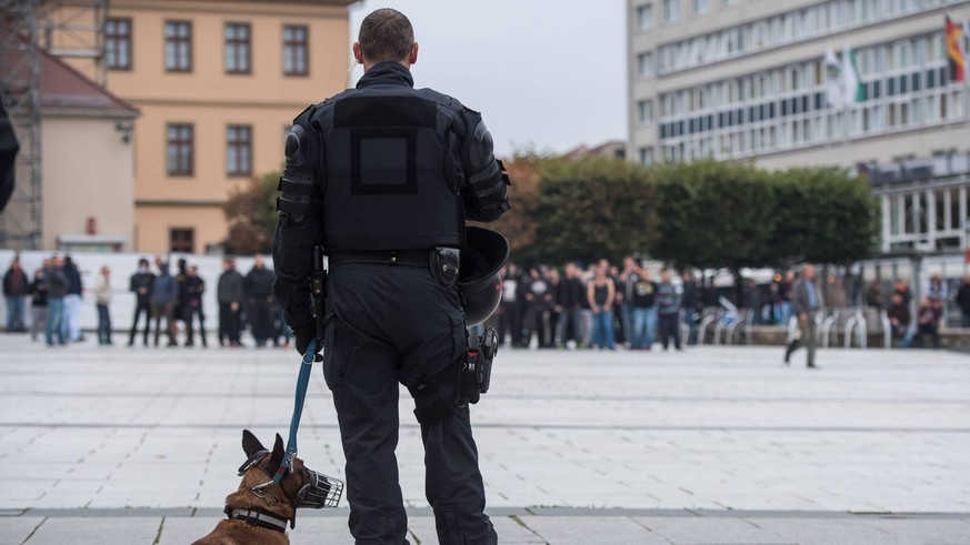 Bautzen Rechte gegen Fluechtlinge Rechte demonstrieren in Bautzen gegen Fluechtlinge. Am Sonntag den 18. September 2016 versammelten sich im saechsischen Bautzen ca. 120 Rechte zu einem Kundgebung mit ...