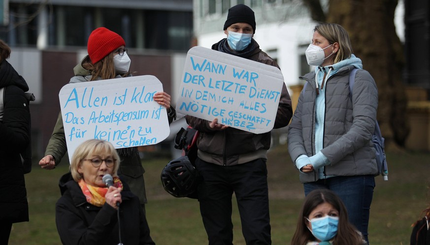 Pflegekräfte aus einem Hamburger Krankenhaus demonstrieren für bessere Arbeitsbedingungen.