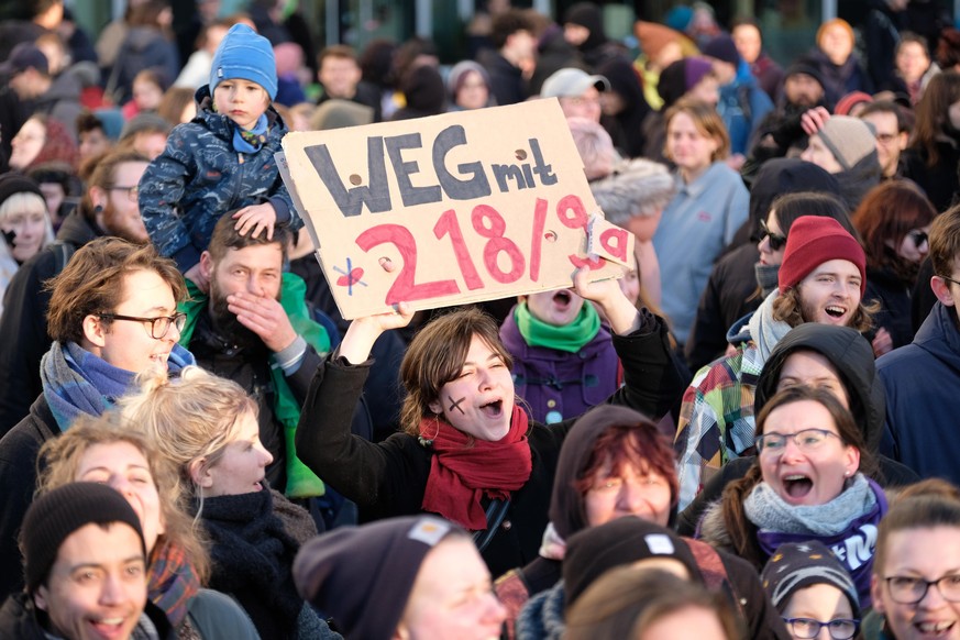Demonstrierende in Leipzig: Sie fordern auch die Abschaffung von Paragraf 218 des Strafgesetzbuchs. 