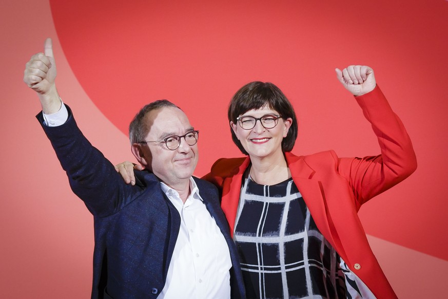 Norbert Walter-Borjans und Saskia Esken jubeln nach Bekanntgabe der Stimmergebnisse. Berlin, 30.11.2019. Berlin Deutschland *** Norbert Walter Borjans and Saskia Esken cheer after announcement of voti ...