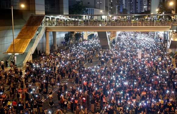 Anti-extradition bill protesters use the flashlights from their phones as they march during the anniversary of Hong Kong&#039;s handover to China in Hong Kong, China July 1, 2019. REUTERS/Tyrone Siu