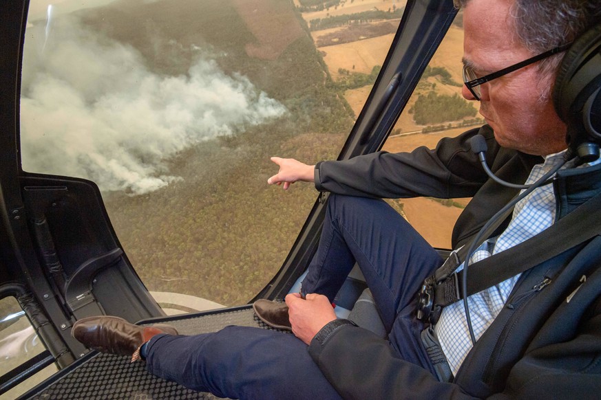 DANIEL ANDREWS BUSHFIRES PRESSER, Victorian Premier Daniel Andrews flies in helicopter over the East Gippsland fires in Victoria, Wednesday, January 1, 2019. More than half a million hectares have bee ...