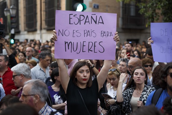Eine Demonstrantin in Madrid hält ein Plakat mit der Aufschrift &quot;Spanien ist kein Land für Frauen&quot; während einer Demonstration gegen das Urteil.