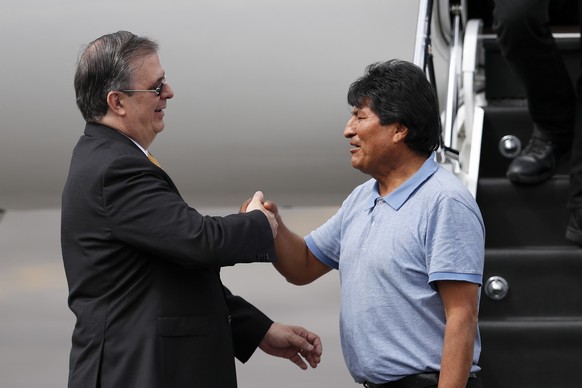 Der mexikanische Außenminister Marcelo Ebrard empfing den geflohenen Morales am Dienstag in Mexiko-Stadt.
