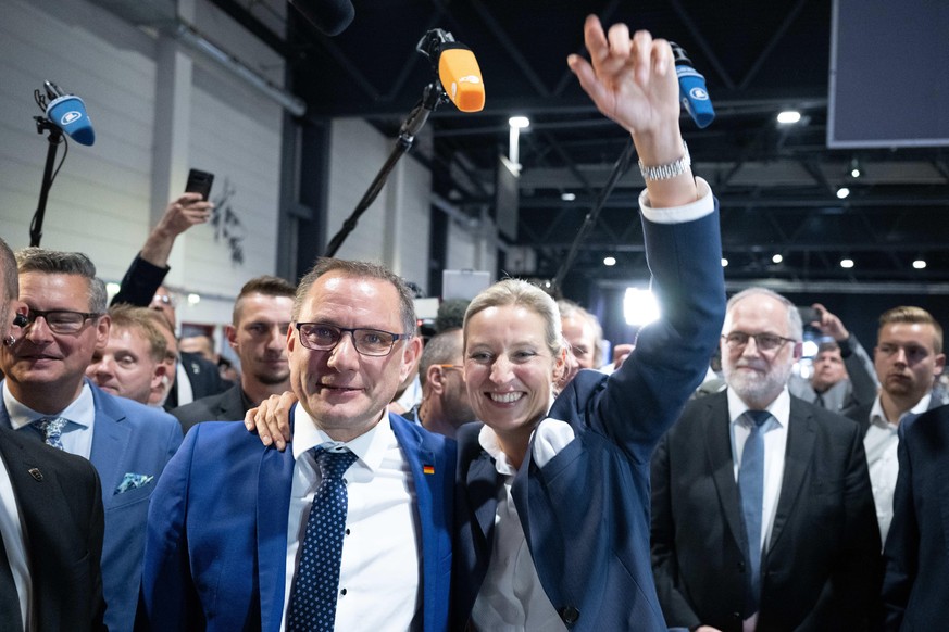 Tino Chrupalla (l), AfD-Bundesvorsitzender und Fraktionsvorsitzender der AfD, gratuliert auf dem Bundesparteitag der AfD Alice Weidel nach deren Wahl zur zweiten, gleichberechtigten Bundessprecherin.  ...