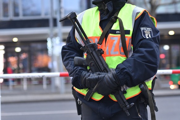 ARCHIV - 19.12.2017, Berlin: Eine Polizeibeamtin steht mit einer Maschinenpistole am Weihnachtsmarkt am Breitscheidplatz. Eine Mehrheit der Deutschen bef�rchtet, dass es im Zuge des Gaza-Krieges zu gr ...