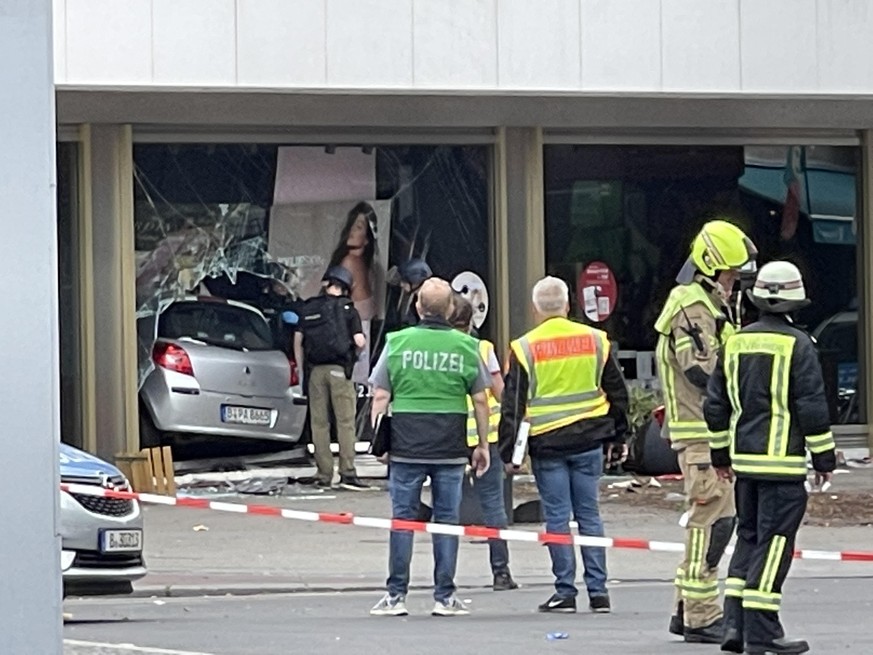 Der graue Renault Clio in einem Schaufenster am Ku'damm: So endete die tödliche Fahrt eines 29-Jährigen am Mittwoch in Berlin.
