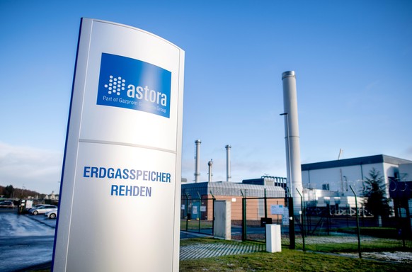 Ein Schild mit dem Logo des Unternehmens steht vor der Einfahrt zum Erdgasspeicher Rehden der astora GmbH, einem Tochterunternehmen von Gazprom. Bei der Speicheranlage handelt es sich um den größten E ...