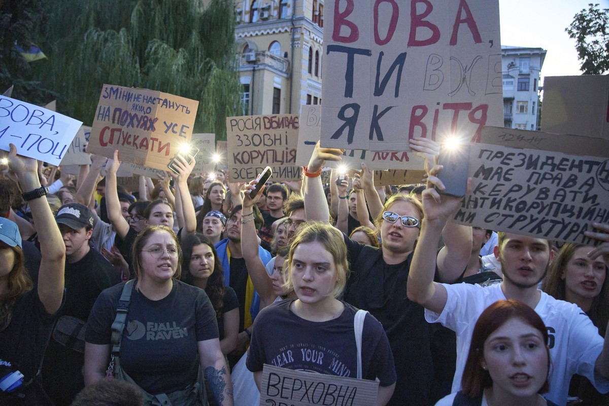 23.07.2025, Ukraine, Kiew: Teilnehmer halten Transparente während einer Demonstration gegen ein Gesetz, das auf die Korruptionsbekämpfung abzielt. Ein neues Gesetz, das die Unabhängigkeit von Antikorr ...