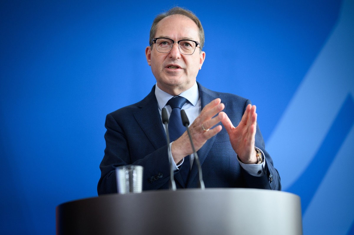 ARCHIV - 22.05.2025, Berlin: Alexander Dobrindt (CSU), Bundesinnenminister,