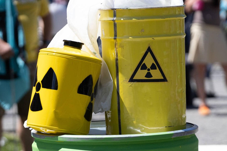 Demo gegen die EU-Taxonomie zu Atom und Gas On May 21st, 2022 more than 60 people joined a demonstration in Munich, Germany against the classification of nuclear power and fossil gas as sustainable. T ...