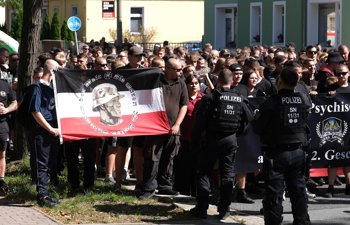 ARCHIV - 10.08.2024, Sachsen, Bautzen: Teilnehmer einer rechtsextremen Demonstration werden von Polizisten begleitet. In Bautzen findet ein Umzug zum Christopher-Street-Day (CSD) statt, die Abschlussp ...