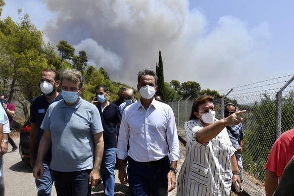 Der griechische Premierminister Kyriakos Mitsotakis (Mitte) beim gemeinsamen Besuch des antiken Olympias mit der Kulturministerin Lina Mendoni und dem Minister für Bevölkerungsschutz Michalis Chrisoch ...