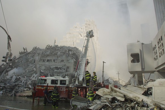 Feuerwehrleute in den Ruinen des World Trade Centers kurz nach dem Einsturz