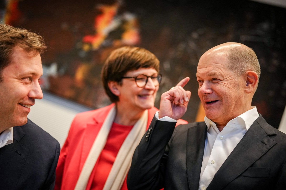ARCHIV - 28.01.2025, Berlin: Lars Klingbeil, SPD-Bundesvorsitzender, Saskia Esken, SPD-Bundesvorsitzende, und Bundeskanzler Olaf Scholz (SPD) nehmen an der Fraktionssitzung ihrer Partei teil. Zum Absc ...