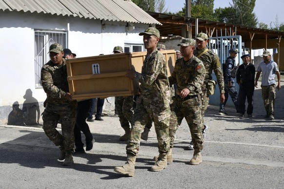 17.09.2022, Kirgistan, Batken: Kirgisische Soldaten tragen einen Sarg mit dem Leichnam eines get�teten Kameraden. Die schweren K�mpfe im Grenzstreit zwischen den beiden Ex-Sowjetrepubliken Kirgistan u ...