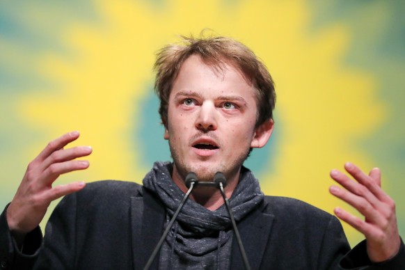 10.11.2018, Sachsen, Leipzig: Erik Marquardt spricht für seine Kandidatur auf einen Listenplatz für die Europawahl während der 43. Bundesdelegiertenkonferenz von Bündnis 90/Die Grünen. Im Mittelpunkt ...
