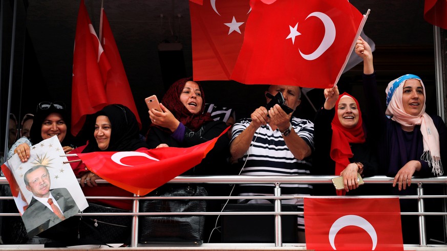 Supporters of Turkish President Tayyip Erdogan attend his election rally in Istanbul, Turkey, June 23, 2018. REUTERS/Alkis Konstantinidis