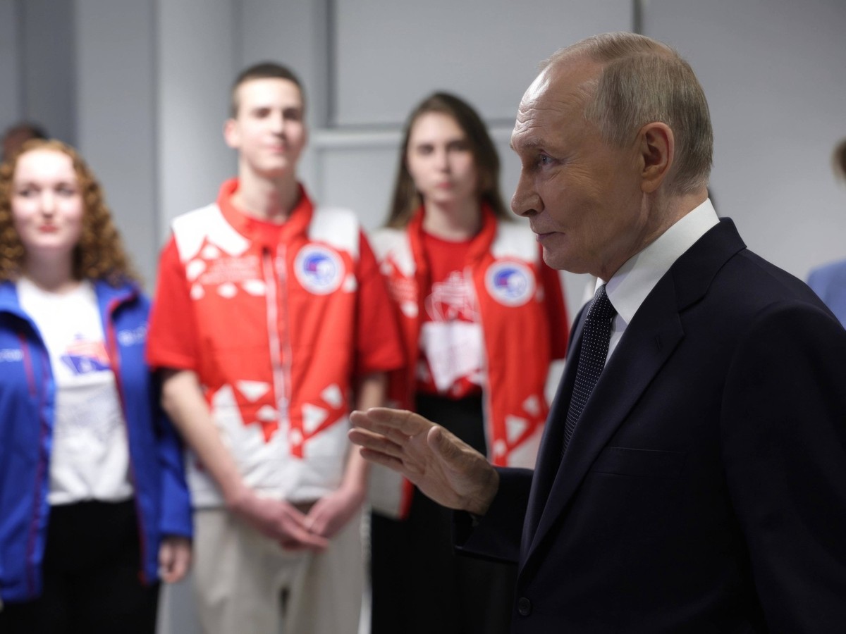 March 27, 2025, Murmansk, Murmansk Oblast, Russia: Russian President Vladimir Putin, speaks with students taking part in the Rosatom Arctic scientific and educational expeditions, March 27, 2025 in Mu ...