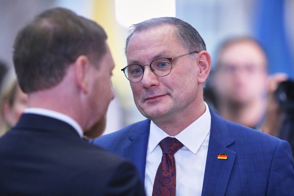 Dresden, Sachsen, Deutschland, 18.12.2024: S�chsischer Landtag: Wahl des Ministerpr�sidenten: Michael Kretschmer, CDU, ist als Ministerpr�sident wiedergew�hlt, AfD-Chef Tino Chrupalla gratuliert *** D ...