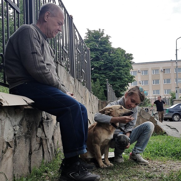 Die 12-jährige Masha streichelt einen Hund vor einem Hilfszentrum in Lyssytschansk.