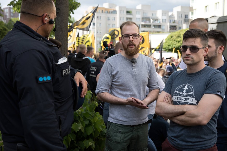 Martin Sellner (rechtsaußen) bei einer Demonstration in Berlin.
