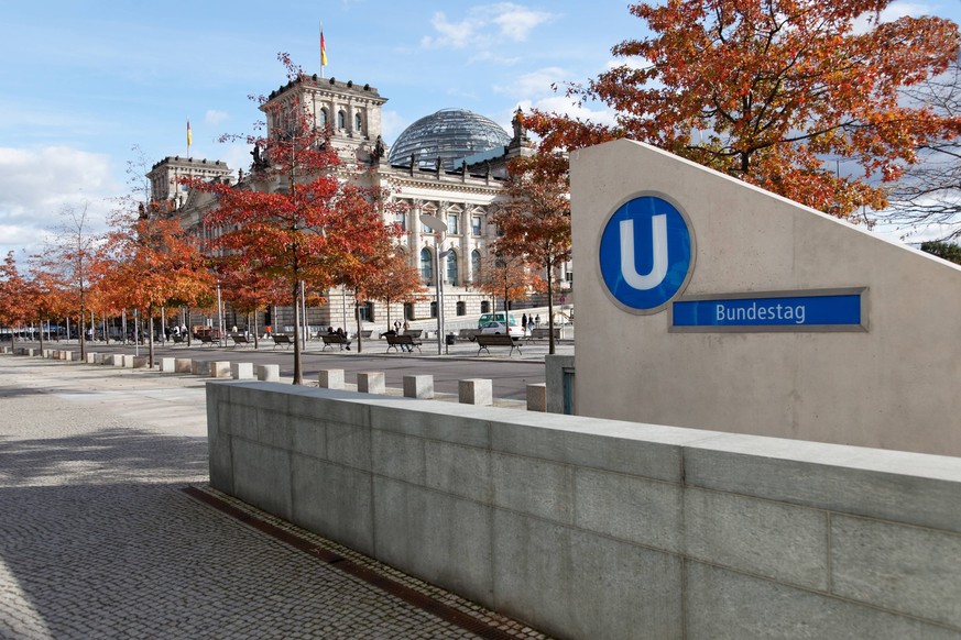 bundestag,u-bahnstation,deutscher bundestag,u-bahn,u-bahnhof ** parliament,subway station,parliaments,subway stations 4yz-g60 EDITORIAL USE ONLY