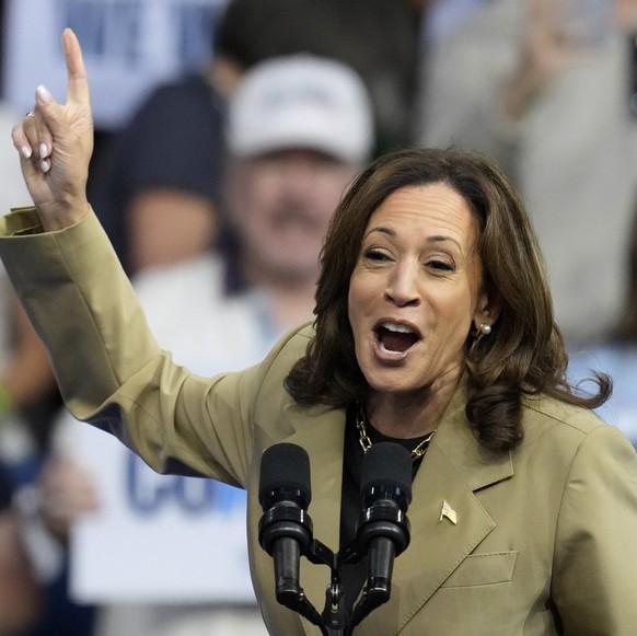 09.08.2024, USA, Glendale: Die demokratische US-Präsidentschaftskandidatin und US-Vizepräsidentin Kamala Harris kommt zu einer Wahlkampfveranstaltung in der Desert Diamond Arena in Glendale, Arizona.  ...